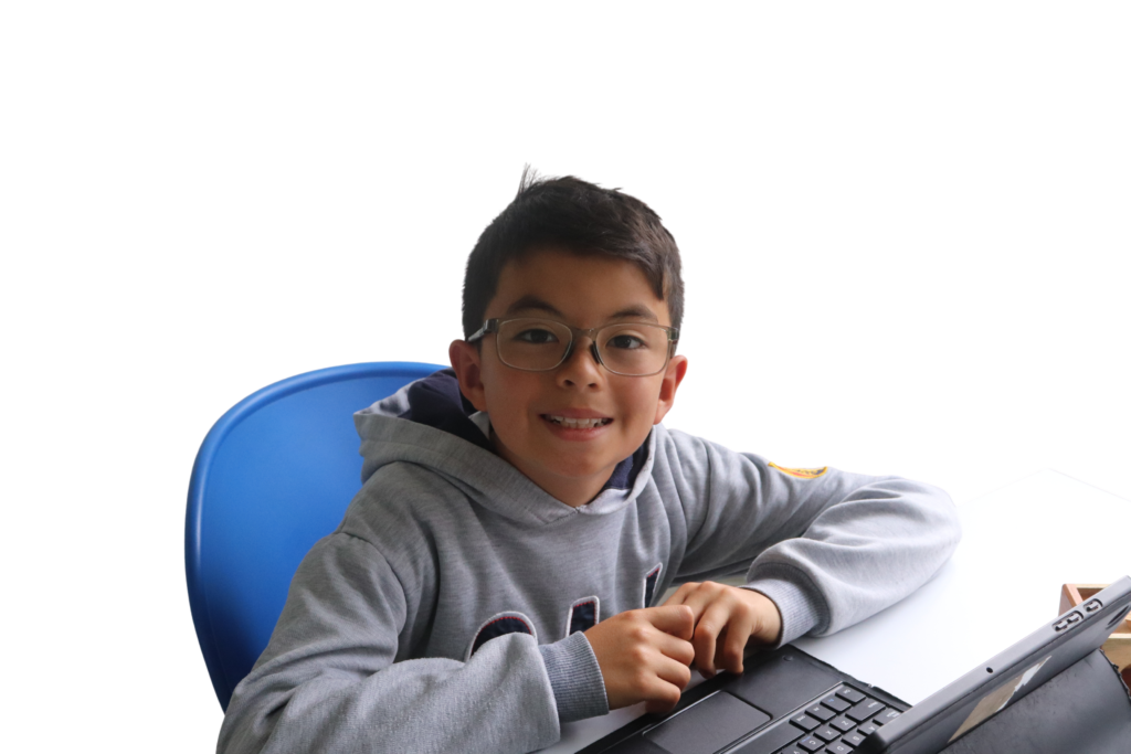 Imagen de uno de nuestros alumnos con una sonrisa gigante, lo felices que están en el CAJ