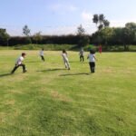 Imagen de una de las canchas del CAJ con niños jugando captura la bandera.