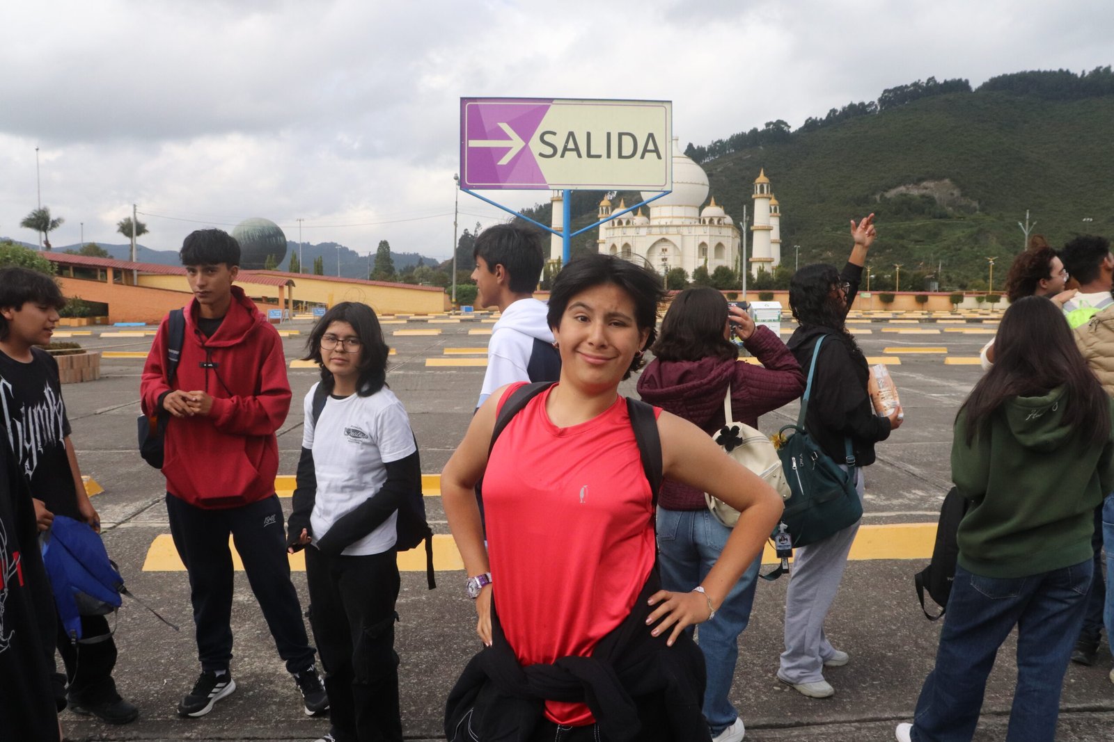 Imagen de nuestros alumnos en salida al parque Jaime Duque, con brazos abiertos y sonrisas