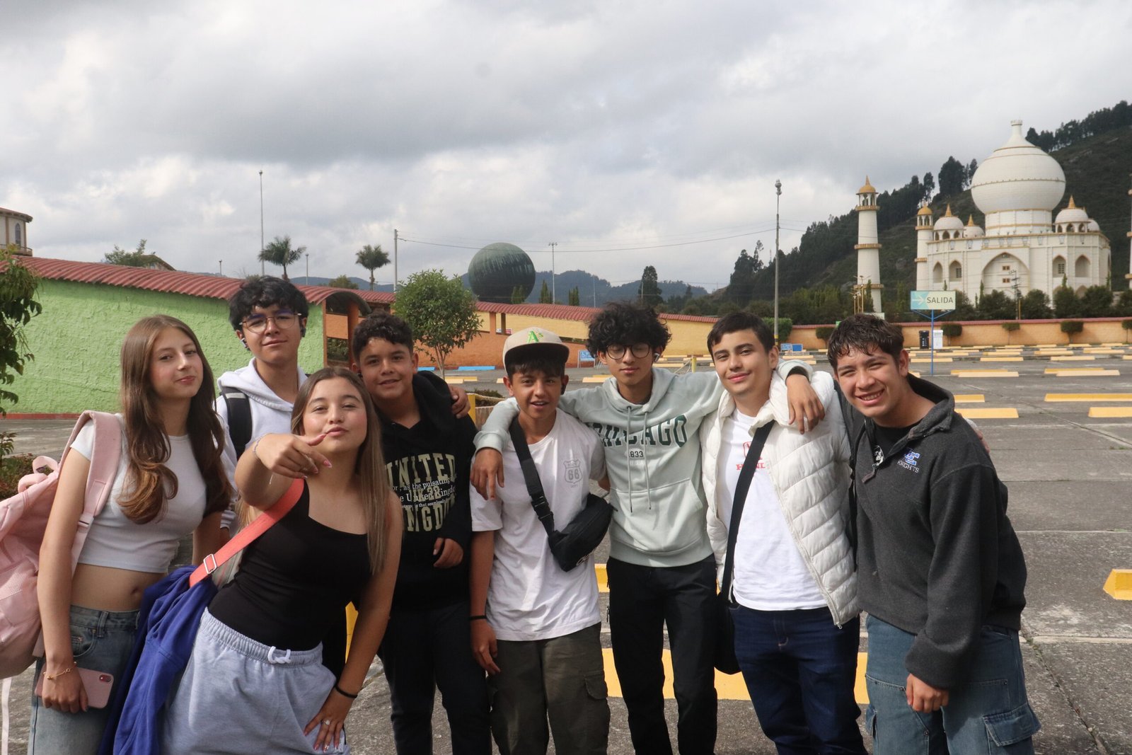 Imagen de nuestros alumnos en salida al parque Jaime Duque, con brazos abiertos y sonrisas