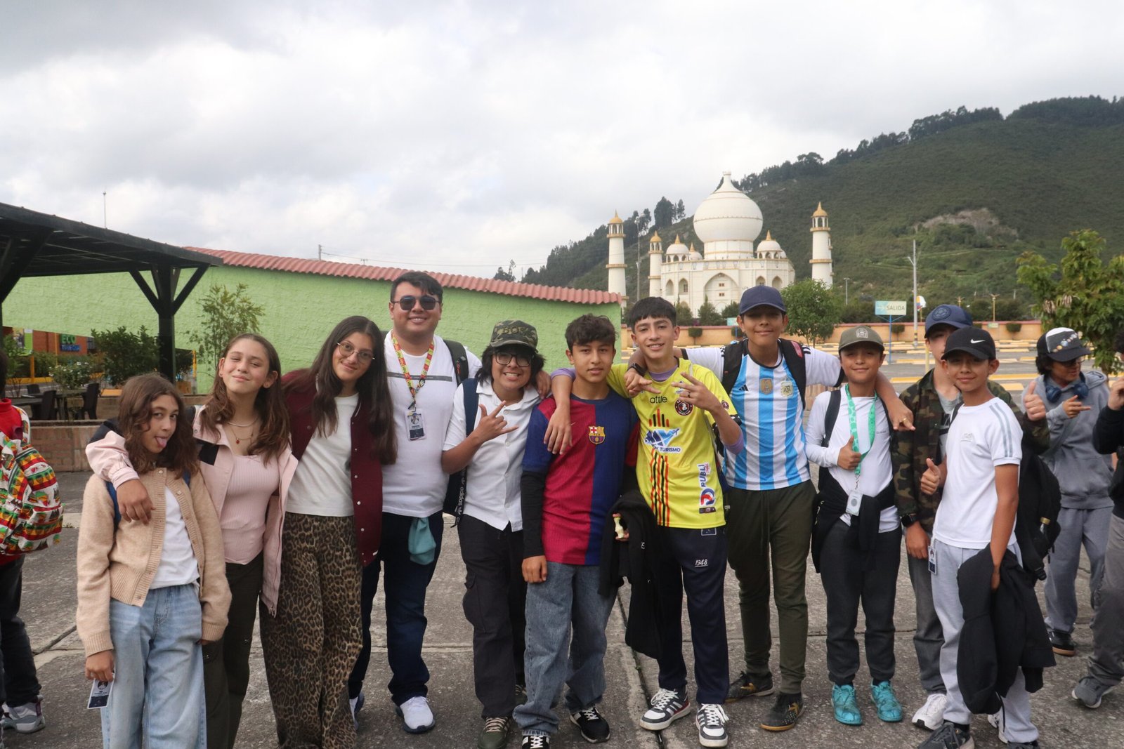 Imagen de nuestros alumnos en salida al parque Jaime Duque, con brazos abiertos y sonrisas