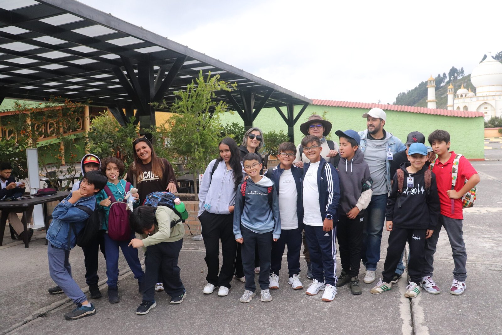 Imagen de nuestros alumnos en salida al parque Jaime Duque, con brazos abiertos y sonrisas