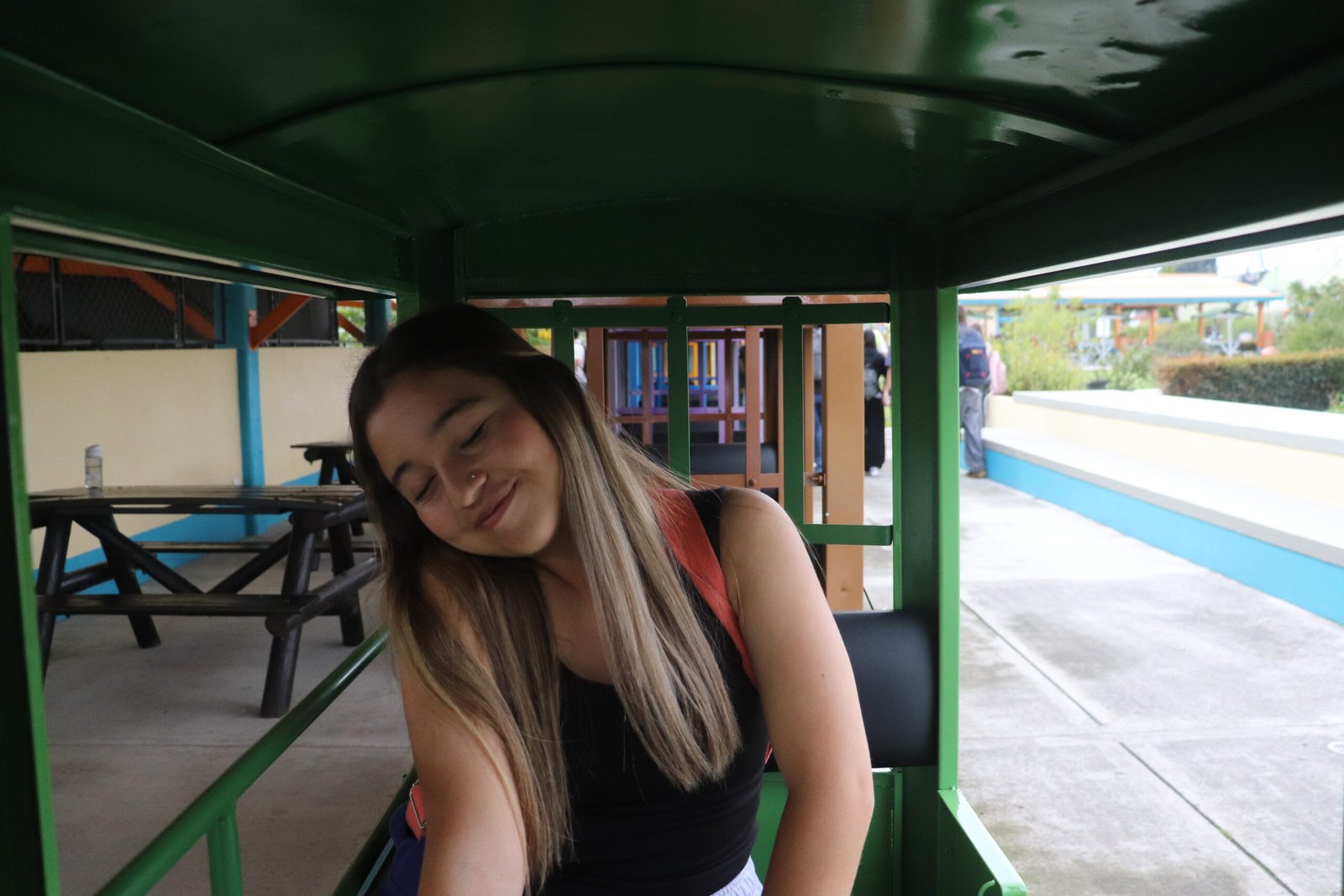 Imagen de nuestros alumnos en salida al parque Jaime Duque, con brazos abiertos y sonrisas