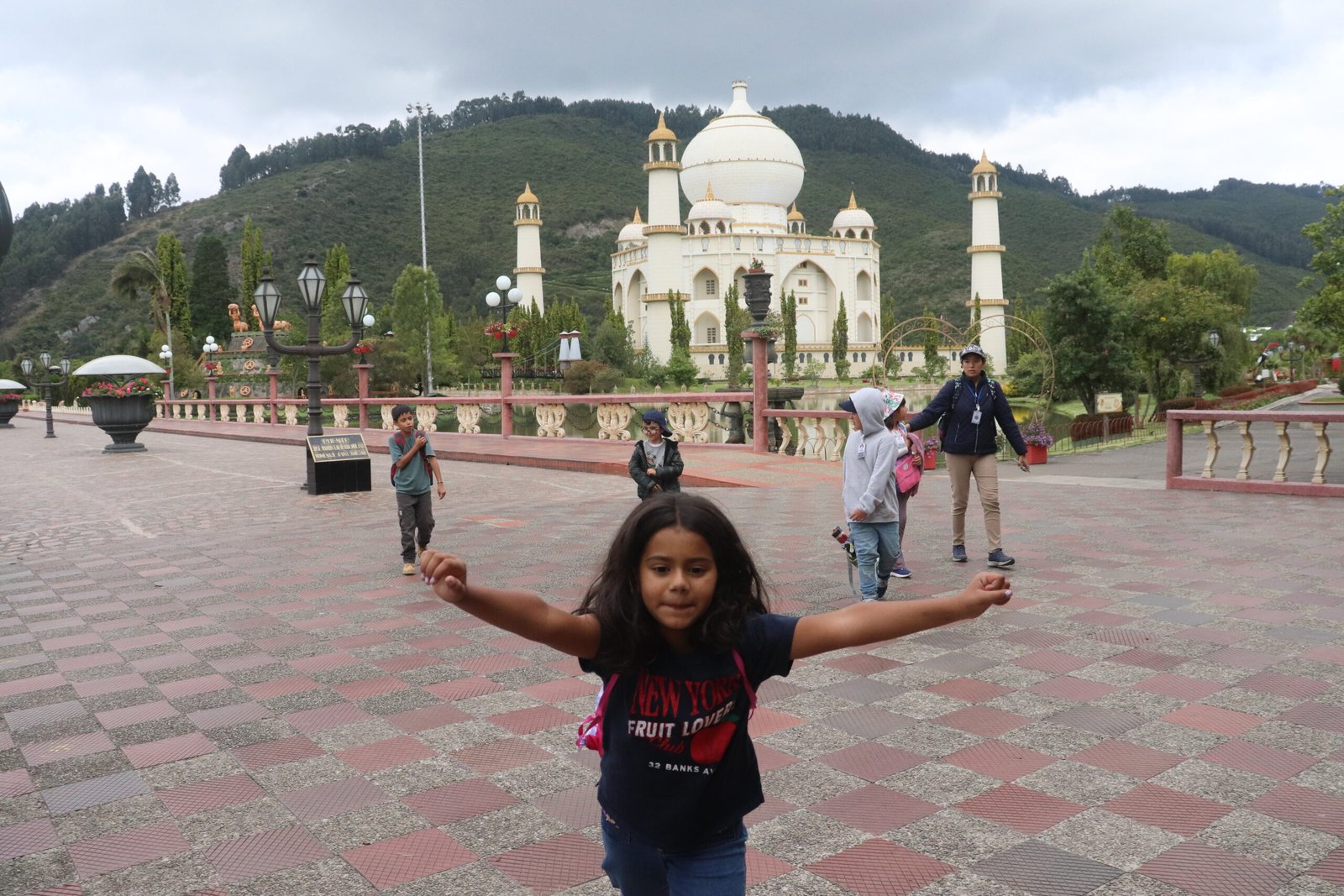Imagen de nuestros alumnos en salida al parque Jaime Duque, con brazos abiertos y sonrisas