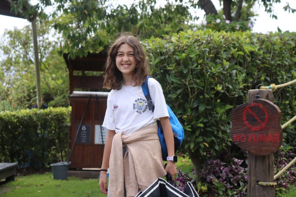 imagen de una alumna del CAJ haciendo un gesto hacia la camara