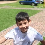 Imagen de uno de nuestros alumnos con una sonrisa gigante, lo felices que están en el CAJ