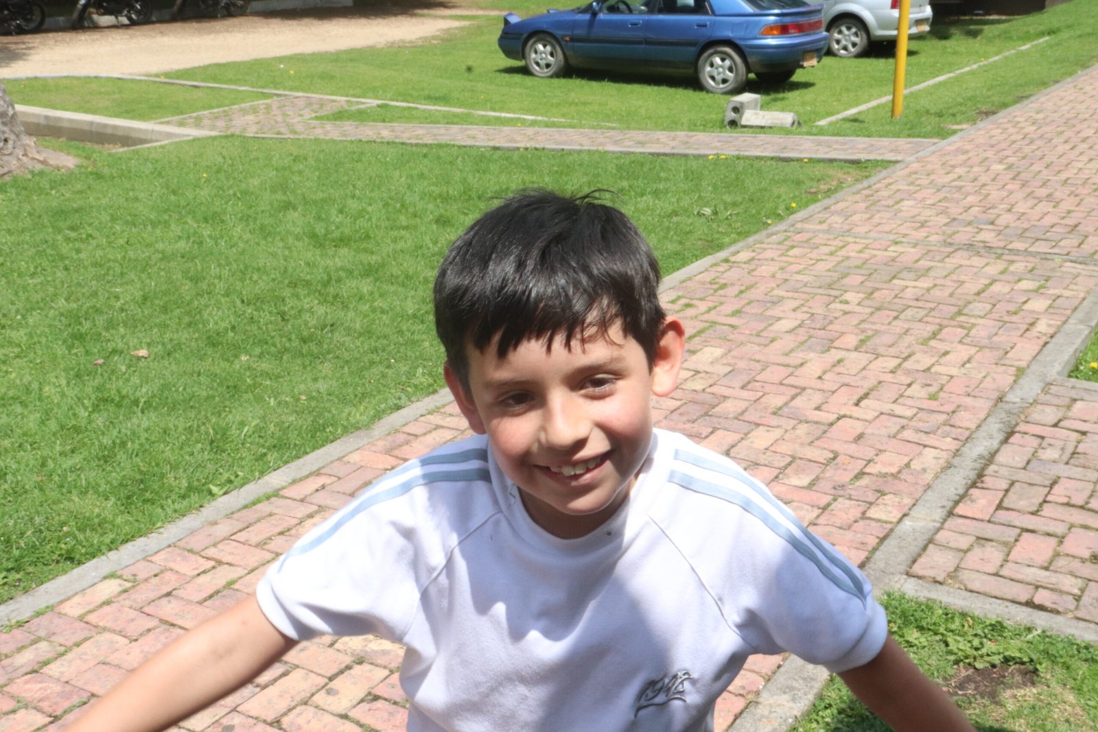 Imagen de uno de nuestros alumnos con una sonrisa gigante, lo felices que están en el CAJ