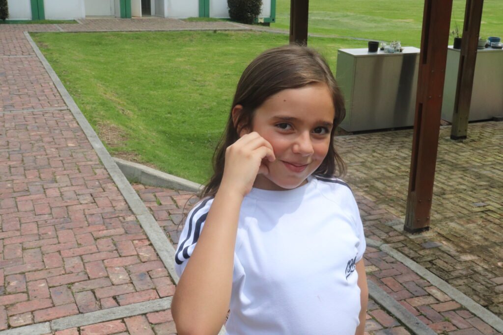 Imagen de uno de nuestros alumnos con una sonrisa gigante, lo felices que están en el CAJ