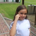 Imagen de uno de nuestros alumnos con una sonrisa gigante, lo felices que están en el CAJ
