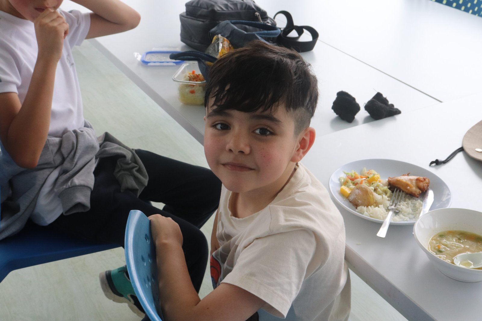 Imagen de uno de nuestros alumnos con una sonrisa gigante, lo felices que están en el CAJ