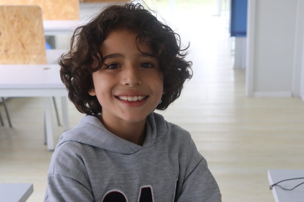 Imagen de uno de nuestros alumnos con una sonrisa gigante, lo felices que están en el CAJ