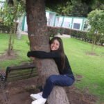 Imagen de uno de nuestros alumnos con una sonrisa gigante, lo felices que están en el CAJ