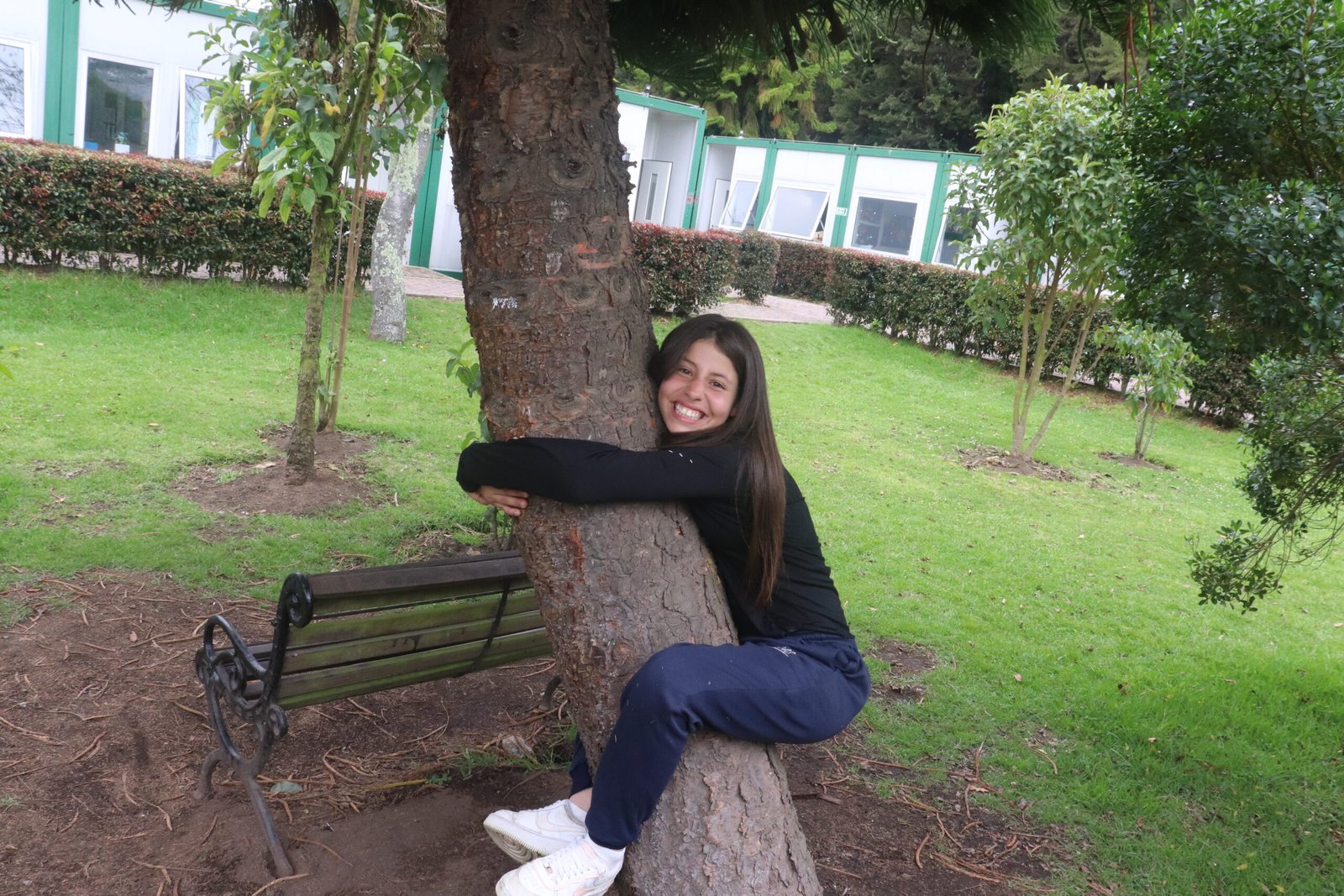 Imagen de uno de nuestros alumnos con una sonrisa gigante, lo felices que están en el CAJ