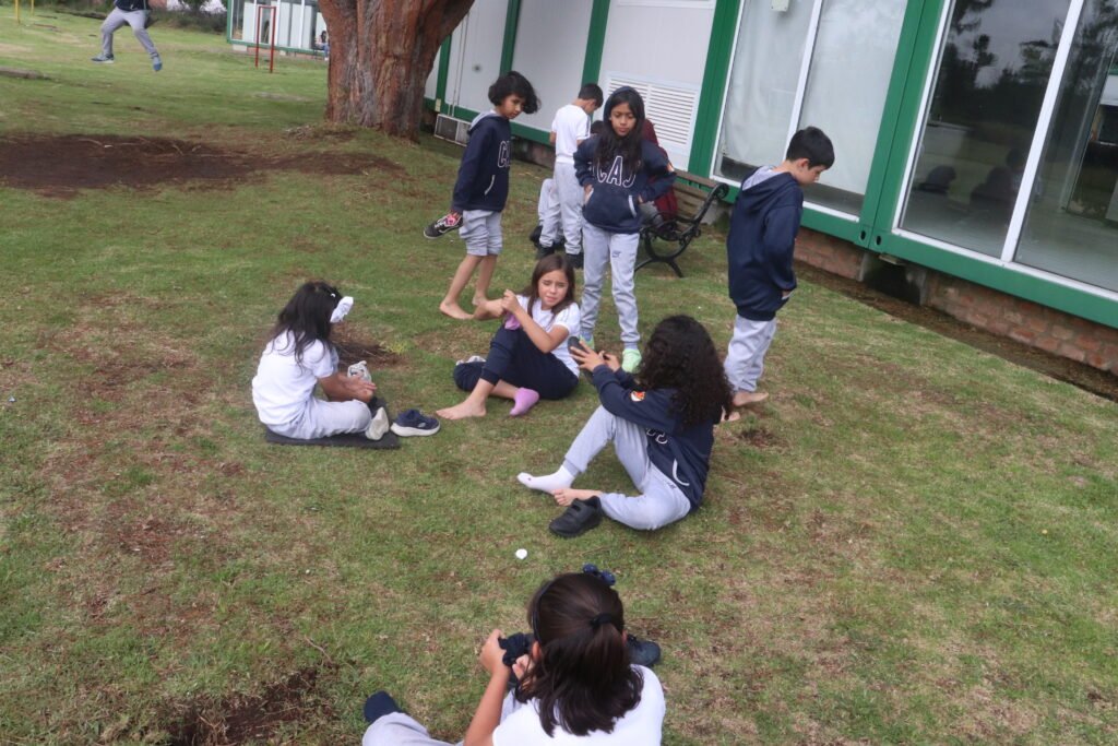 Imagen de uno de nuestros alumnos con una sonrisa gigante, lo felices que están en el CAJ