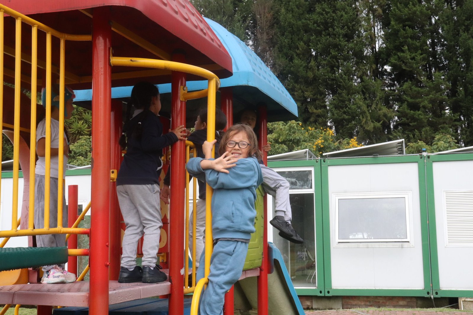 Imagen de uno de nuestros alumnos con una sonrisa gigante, lo felices que están en el CAJ